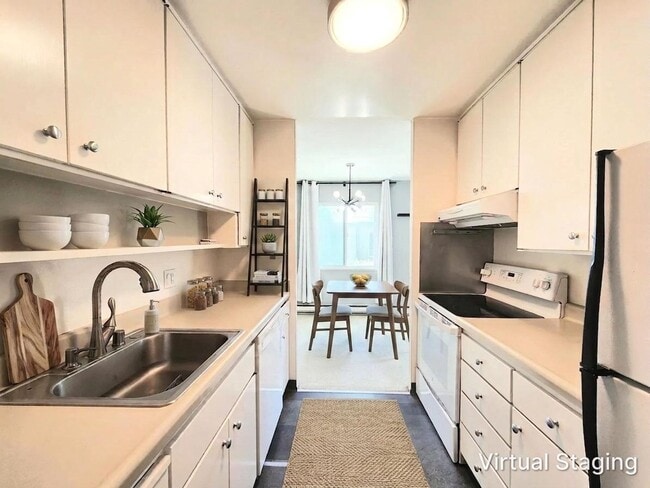 Building Photo - Top floor Woodlake condo, corner location