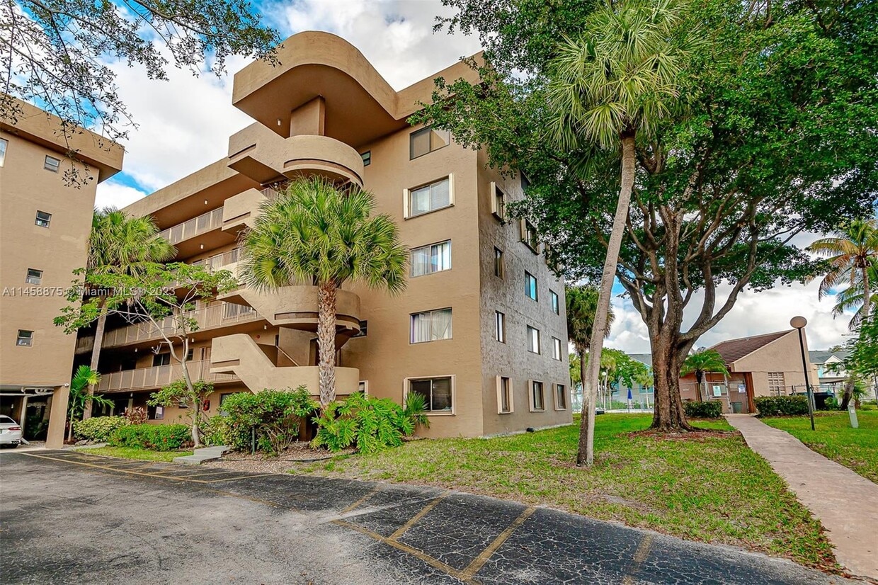 Primary Photo - 8030 Hampton Blvd