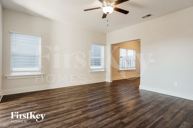 Building Photo - 2807 Village Ln