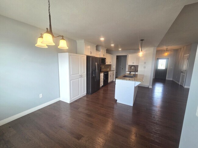 Building Photo - 722 E Mining Camp Rd