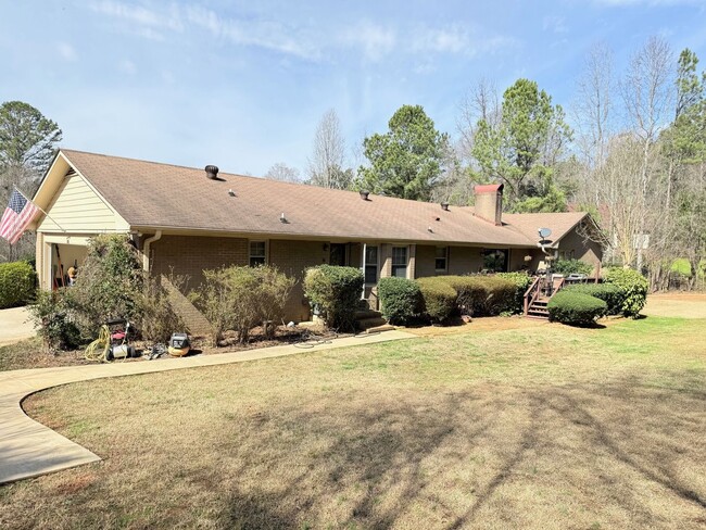 Building Photo - Four Bedroom Oconee Beauty