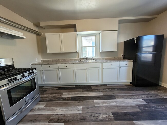 Building Photo - 816 School Pl