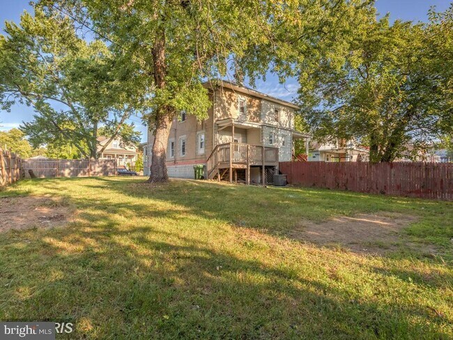 Building Photo - 5919 Glenoak Ave