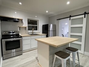 Building Photo - 365 Robinson St