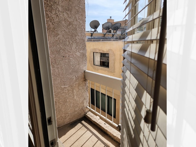 Building Photo - Live in the Heart of Beverly Hills: Charmi...