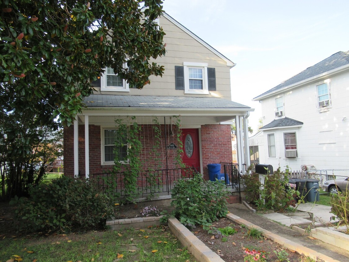 Primary Photo - Delightful 3 Bedroom Single Family Home in...