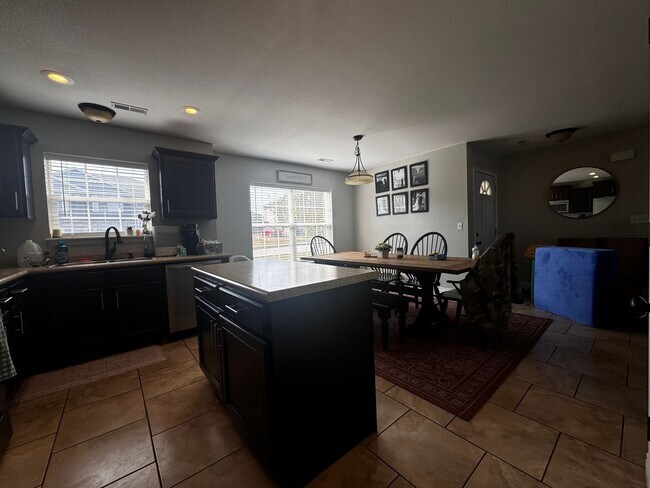Foto del edificio - Charming 3-Bedroom Home Near Fort Leonard ...