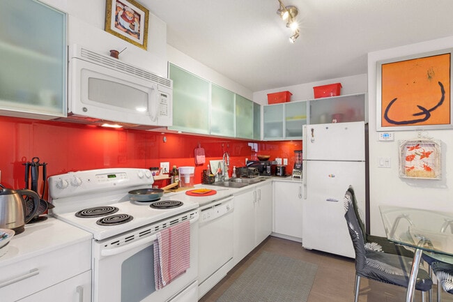 Photo du bâtiment - 64 W Cordova St