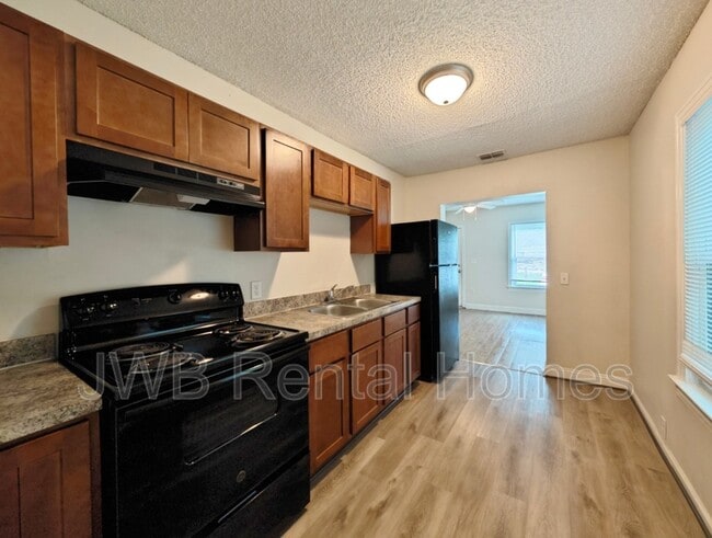 Building Photo - 653 Melba St