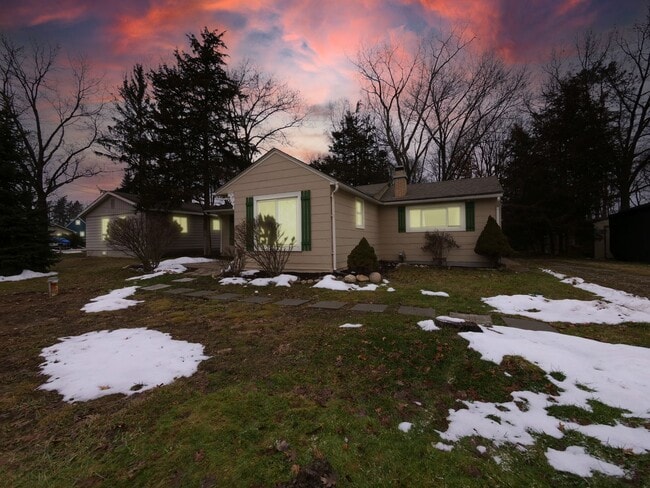 Building Photo - Welcome to this charming 3-bedroom, 1-bath...