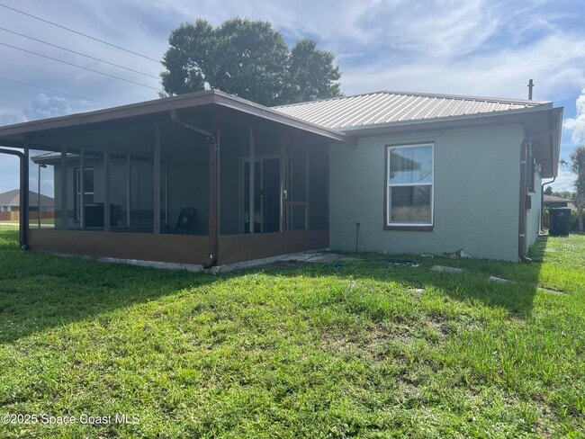 Building Photo - 499 Alesio Ave SE