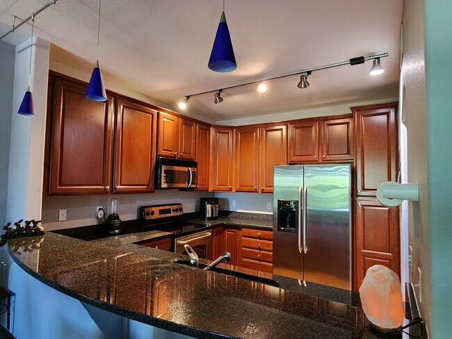 Foto del edificio - Beautiful Updated 2-Bedroom, 2 Full Bathroom Mid-Rise Condo Available ASAP!