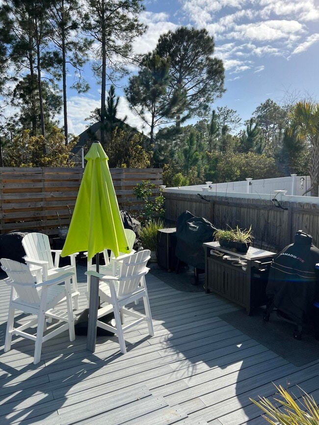 Building Photo - 590 Las Roblas Grande Dr