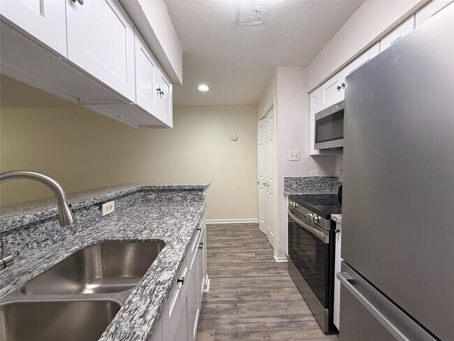 Foto del edificio - 2100 Wilcrest Dr