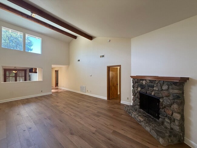 Building Photo - Amazing 2B/2BA Home in Escondido Available...