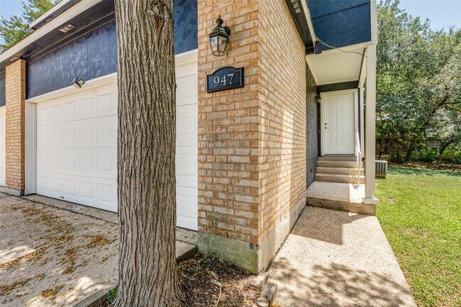 Foto del edificio - 945-947-947 Sagewood Trail