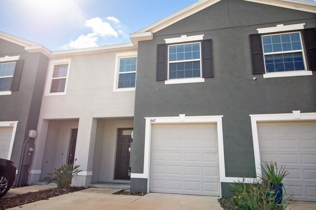 Foto del edificio - Spacious 3-Bedroom Townhome in Desirable U...