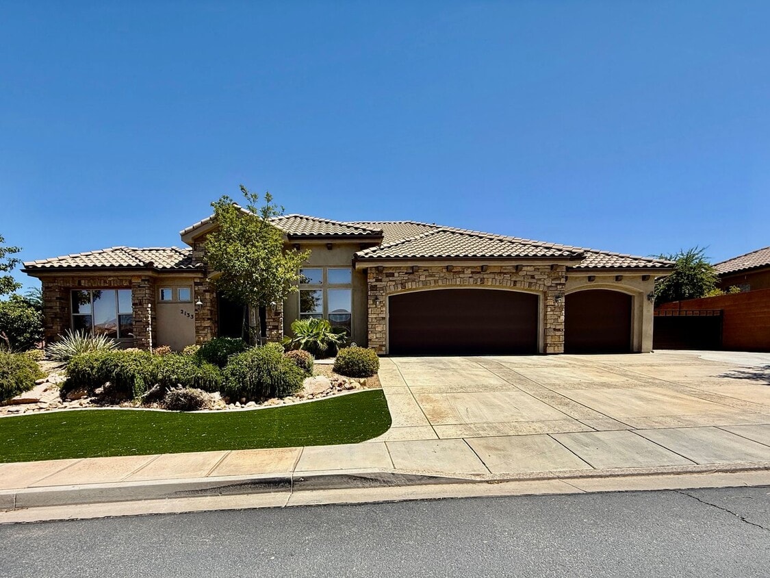 Primary Photo - Beautiful Five-Bedroom Home in Tonaquint V...