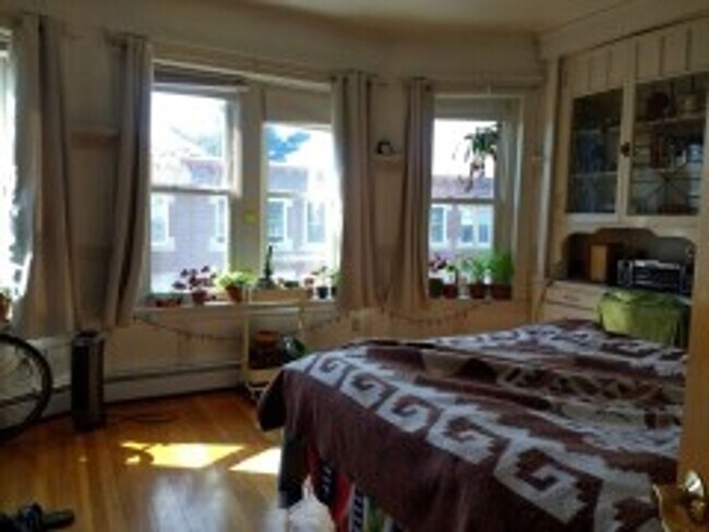 Foto del edificio - BU West / Central Campus - Spacious, Renovated Brookline 4 Bed/2 Bath on Thorndike for 9/1/2026
