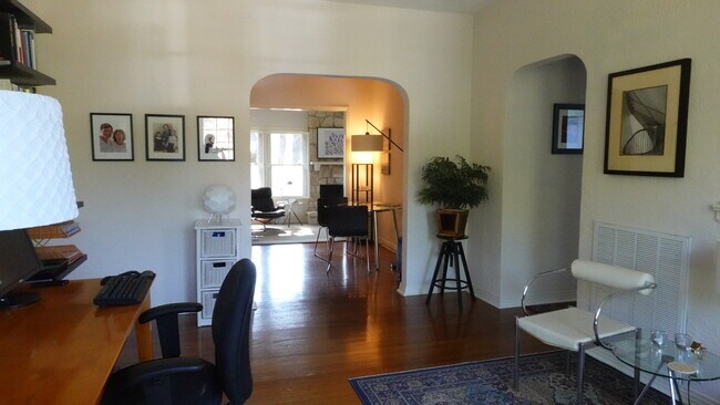 Foto del edificio - 254 E Rosewood Ave