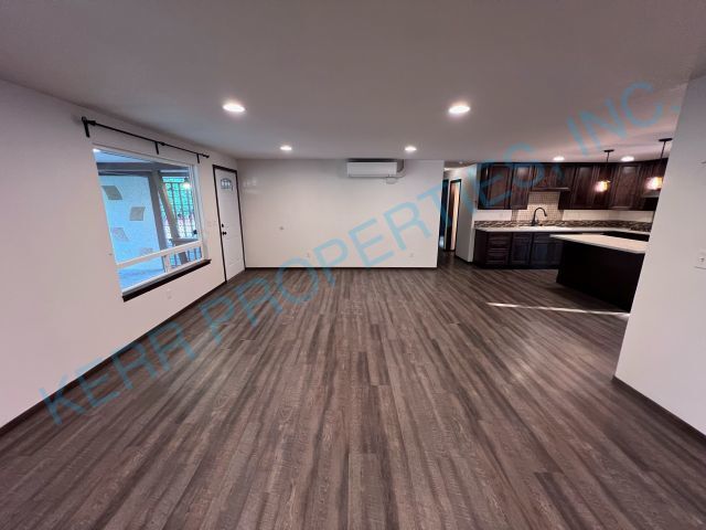 Building Photo - Charming and unique 3 bedroom 1470 sq ft G...