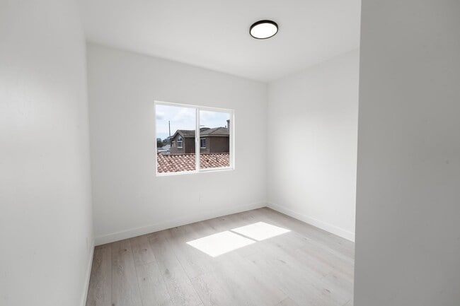 Building Photo - 2860 Webster Ave