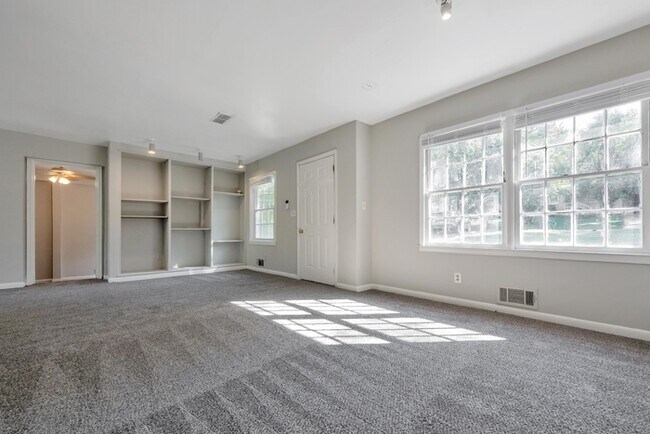 Foto del edificio - 3168 Bluebird Ln