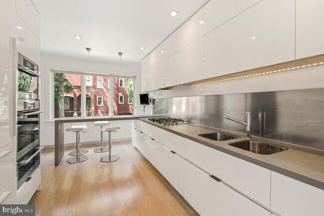 Foto del edificio - 3927 Georgetown Ct NW