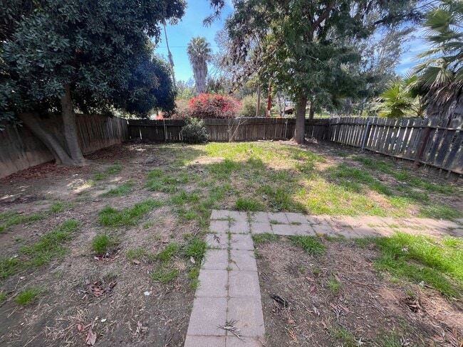Building Photo - Beautiful Fallbrook duplex with 2 bedrooms...