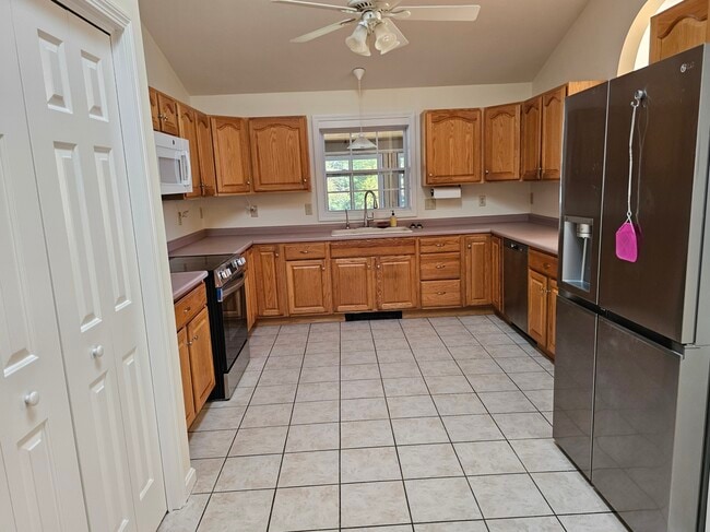 Kitchen - 585 High St