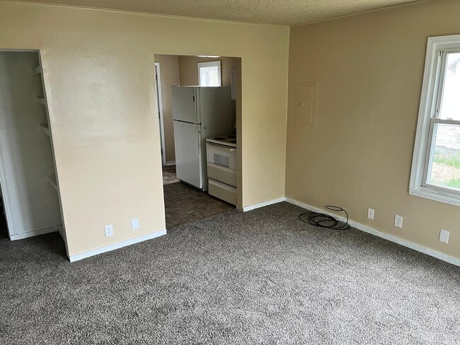 Building Photo - Property available now in Flint! (Section ...