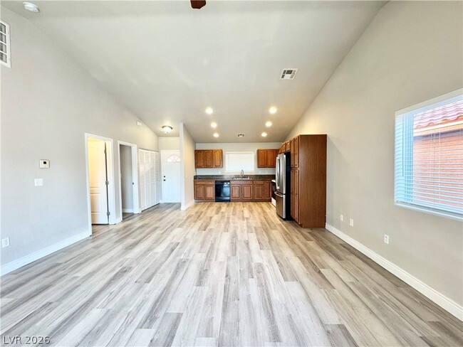 Building Photo - 1930 E Ambush St