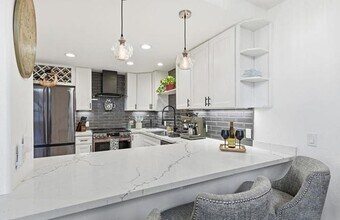 Building Photo - 744 Eastshore Terrace