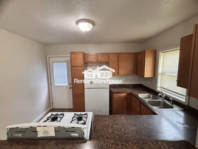 Foto del edificio - 904 Luster Ln
