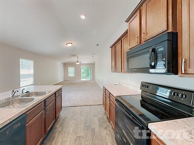 Foto del edificio - 8048 Meadow Walk Ln