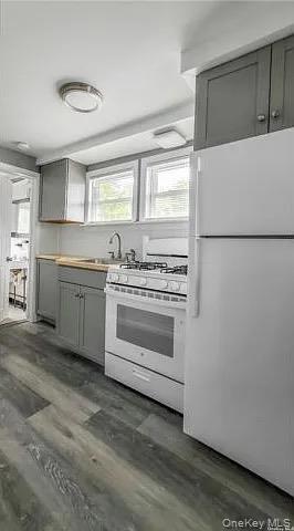 Building Photo - 32 Carman St