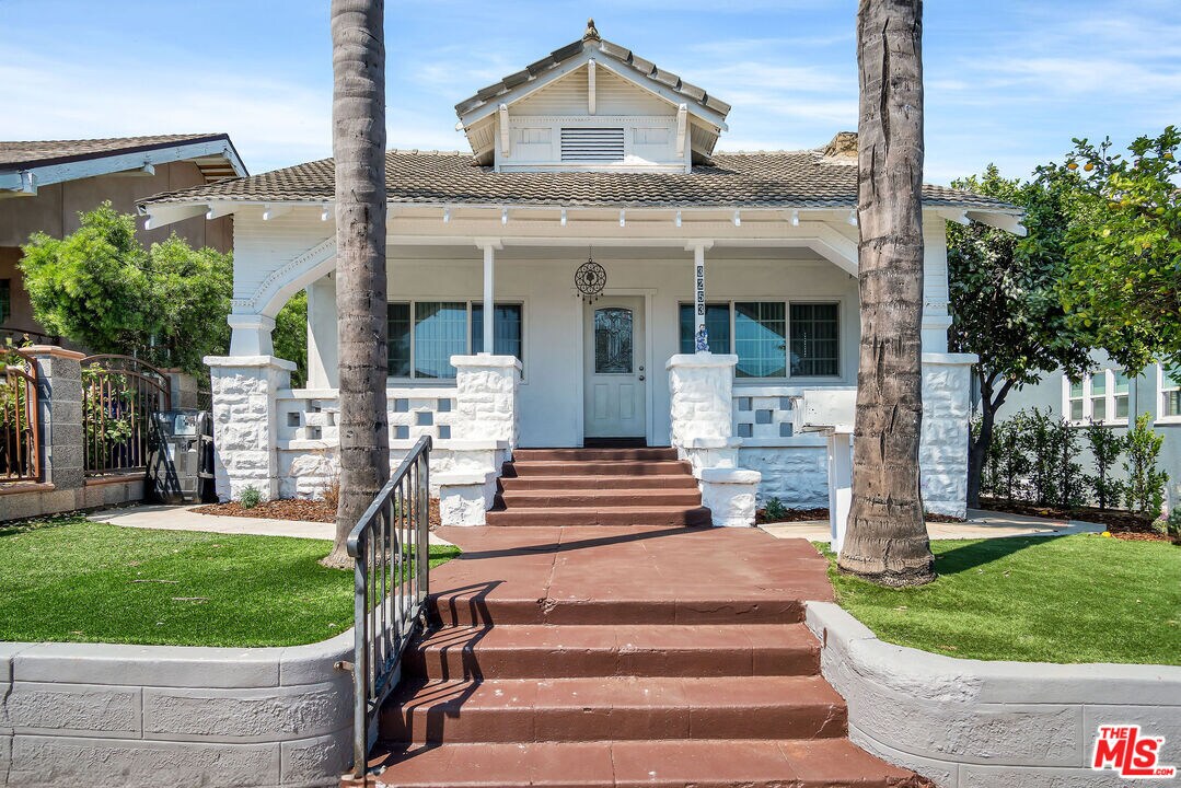 Foto principal - 3253 E 2nd St