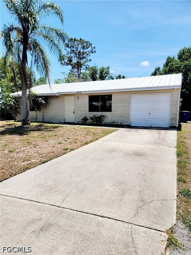 Building Photo - 704 W Cleveland Ln