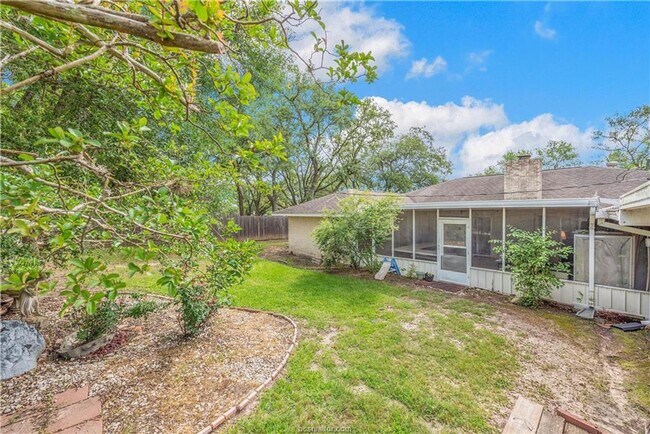 Foto del edificio - 4 bed, 2.5 bath house on HUGE corner lot B...