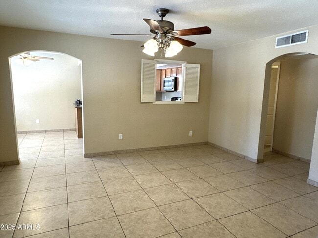 Building Photo - 925 S Longmore