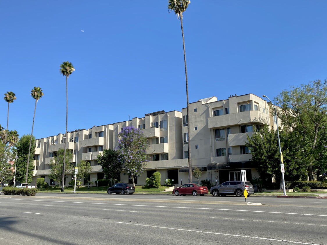 Edificio - 19350 Sherman Way