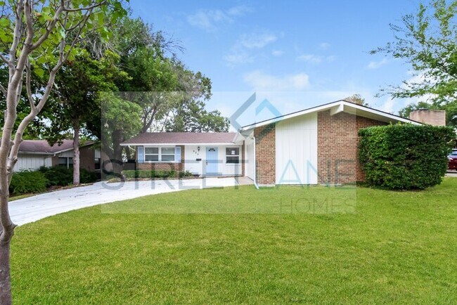 Building Photo - SPECIAL!!- $1000 off First Full Month if a...