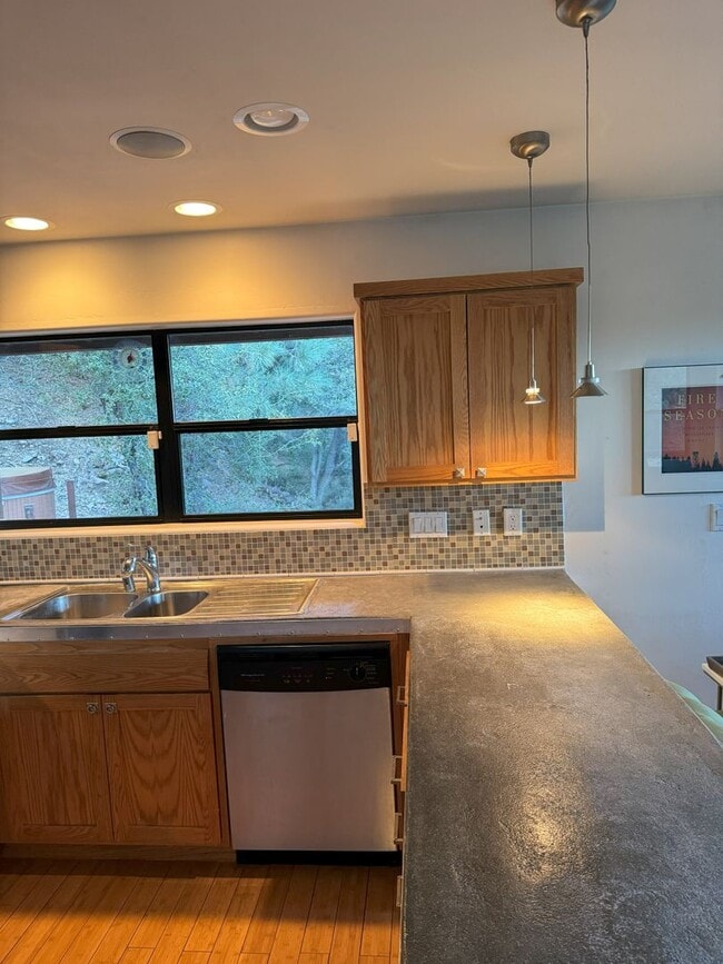 Building Photo - Unique Mountain Home!