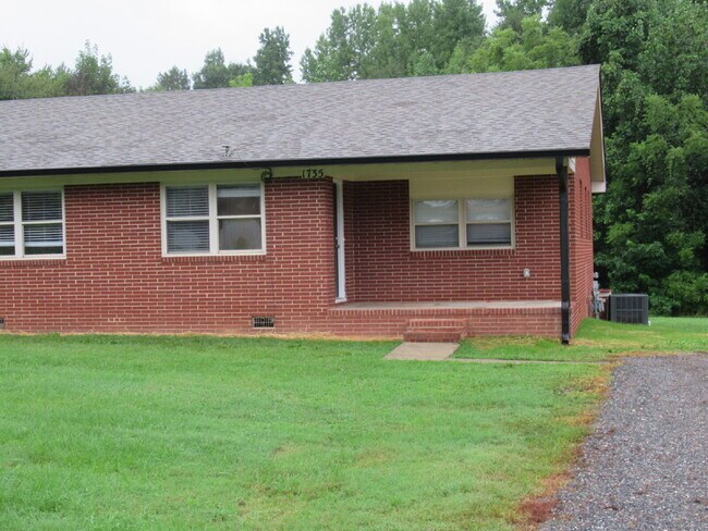 Foto del edificio - Newly Renovated Brick Duplexes in Lincolnt...