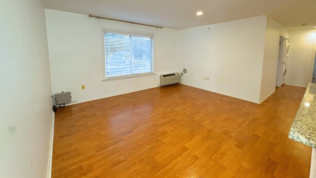 Building Photo - 25 Steeplechase Ct