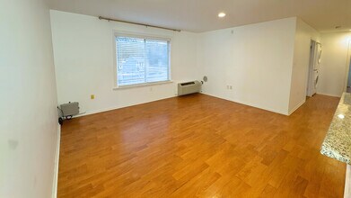 Building Photo - 25 Steeplechase Ct