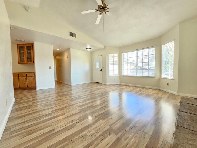 Foto del edificio - 3 Bed, 2 Bath Home w/ 2-Car Garage – $1700...