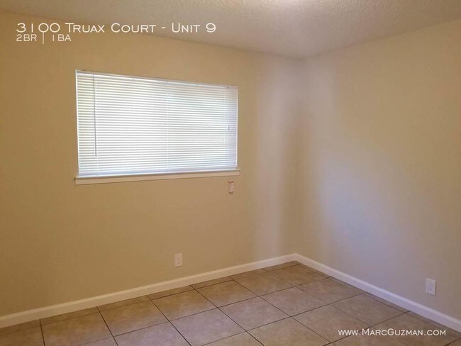 Foto del edificio - Remodeled 2 Bed Lower Level Apartment