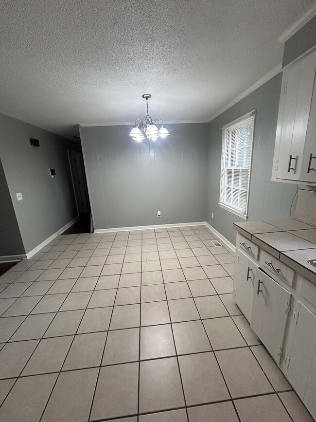 Building Photo - 3010 Skylark Dr
