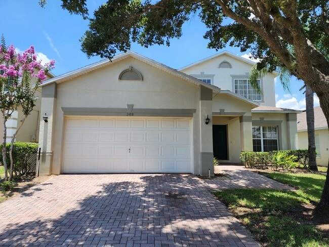 Building Photo - Spacious 5 Bedroom 3.5 Bath Davenport Pool...